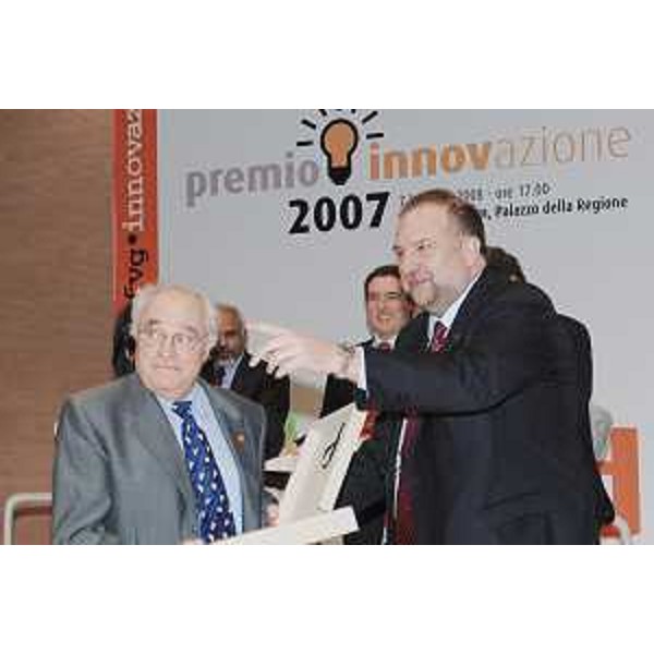 Il prof. Daniele Amati (Scuola Internazionale Superiore di Studi Avanzati-SISSA) con Roberto Cosolini (Assessore regionale Ricerca) al Premio Innovazione 2007. (Udine 07/02/08)