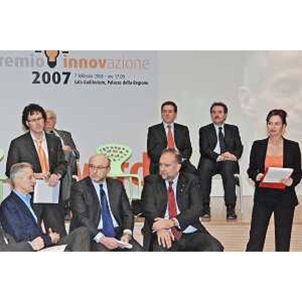 Riccardo Illy (Presidente Friuli Venezia Giulia), Enrico Bertossi (Assessore regionale Attività produttive) e Roberto Cosolini (Assessore regionale Ricerca) al Premio Innovazione 2007. (Udine 07/02/08)
