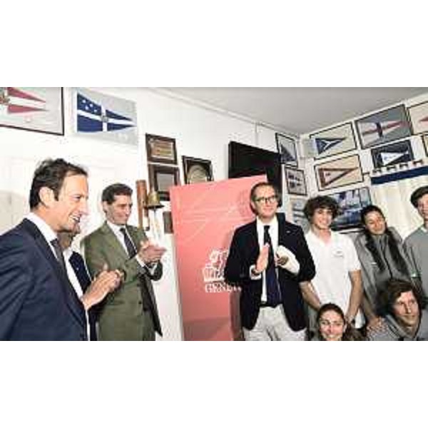 Il momento del suono della campanella da parte delle autorità che ha dato il via alle iscrizioni alla regata 2022. - Il momento del suono della campanella da parte delle autorità che ha dato il via alle iscrizioni alla regata 2022.