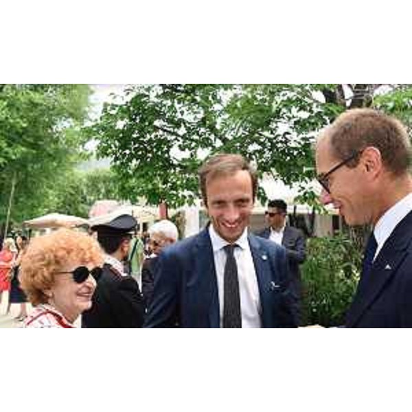 L'assessore alla Cultura e allo Sport Tiziana Gibelli insieme al governatore Fedriga e al presidente della SVBG Mitja Gialuz. - L'assessore alla Cultura e allo Sport Tiziana Gibelli insieme al governatore Fedriga e al presidente della SVBG Mitja Gialuz.