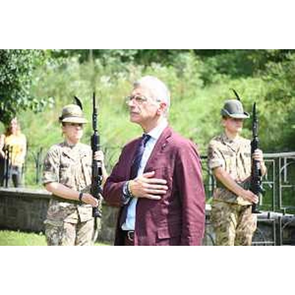 Il presidente del Cr Fvg, Piero Mauro Zanin, rende omaggio agli alpini fucilati a Cercivento - Il presidente del Cr Fvg, Piero Mauro Zanin, rende omaggio agli alpini fucilati a Cercivento