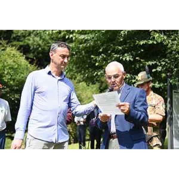 L'intervento del pronipote dell'alpino Silvio Gaetano Ortis, Mario Flora, a fianco del consigliere regionale Luca Boschetti - L'intervento del pronipote dell'alpino Silvio Gaetano Ortis, Mario Flora, a fianco del consigliere regionale Luca Boschetti