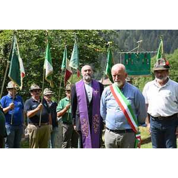 Il sindaco di Cercivento, Walter Fracas, e il cappellano militare Don Albino he ha celebrato la messa - Il sindaco di Cercivento, Walter Fracas, e il cappellano militare Don Albino he ha celebrato la messa