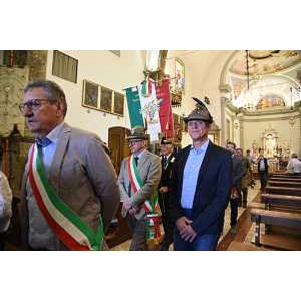 Il consigliere regionale Giampaolo Bidoli (a dx) nel corte commemorativo partito dalla chiesa di Cercivento - Il consigliere regionale Giampaolo Bidoli (a dx) nel corte commemorativo partito dalla chiesa di Cercivento 