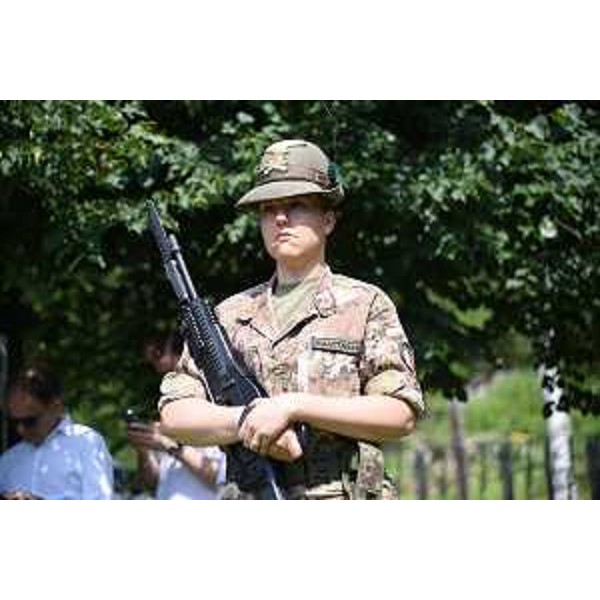 Un'alpina del picchetto armato del Terzo reggimento artiglieria terrestre di montagna di Remanzacco - Un'alpina del picchetto armato del Terzo reggimento artiglieria terrestre di montagna di Remanzacco