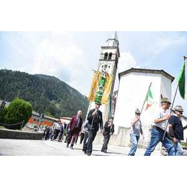 Il presidente del Cr Fvg, Piero Mauro Zanin, in corteo verso il cippo commemorativo - Il presidente del Cr Fvg, Piero Mauro Zanin, in corteo verso il cippo commemorativo