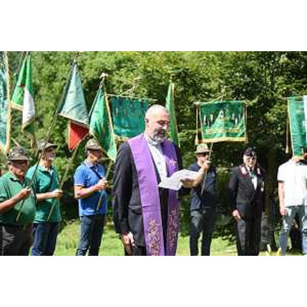 L'intervento di Don Albino davanti al cippo ricordo - L'intervento di Don Albino davanti al cippo ricordo