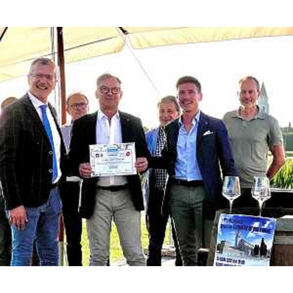 Il presidente Piero Mauro Zanin (primo da sinistra) durante la consegna dei premi Carati d'autore - Il presidente Piero Mauro Zanin (primo da sinistra) durante la consegna dei premi Carati d'autore