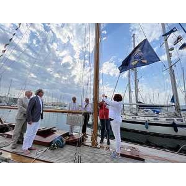 La bandiera del presidio Fertiliae - Domus Omnium viene issata sull'albero maestro - La bandiera del presidio Fertiliae - Domus Omnium viene issata sull'albero maestro