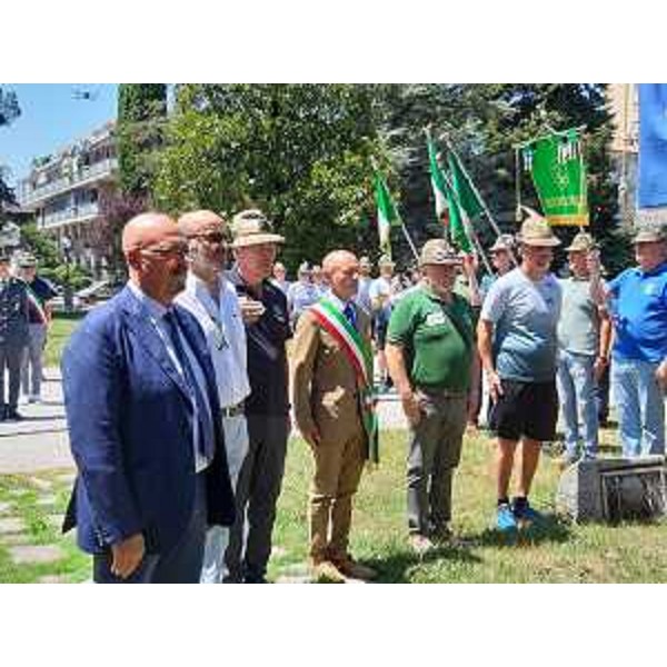 L'assessore Sebastiano Callari attende la staffetta alpena a Gorizia - L'assessore Sebastiano Callari attende la staffetta alpena a Gorizia