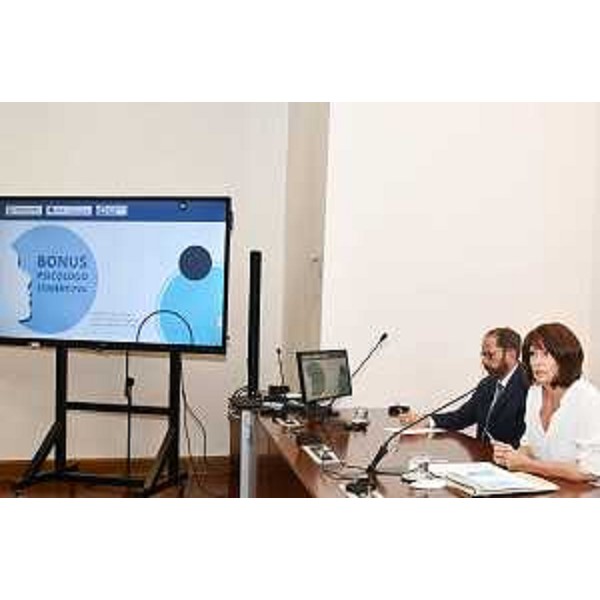 L'assessore regionale all'Istruzione Alessia Rosolen insieme al consigliere regionale Claudio Giacomelli alla presentazione a Trieste del 'Bonus psicologo Fvg' - L'assessore regionale all'Istruzione Alessia Rosolen insieme al consigliere regionale Claudio Giacomelli alla presentazione a Trieste del 'Bonus psicologo Fvg'