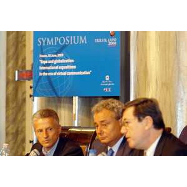 Riccardo Illy (Presidente Friuli Venezia Giulia) e Roberto Antonione (Sottosegretario Affari esteri) all'apertura del Simposio sul tema "Expo e globalizzazione: le esposizioni internazionali nell'epoca delle comunicazioni virtuali" nella Sala Maggiore della Camera di Commercio di Trieste. (Trieste 20/06/03) 