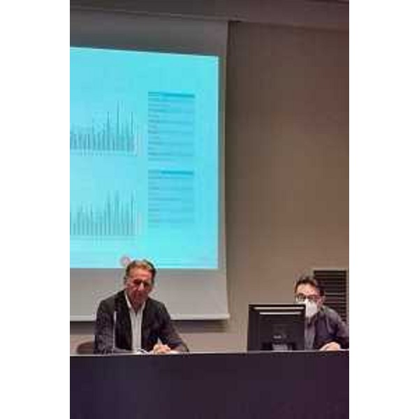 Alla sinistra della foto l'assessore regionale Scoccimarro durante la riunione - Alla sinistra della foto l'assessore regionale Scoccimarro durante la riunione 