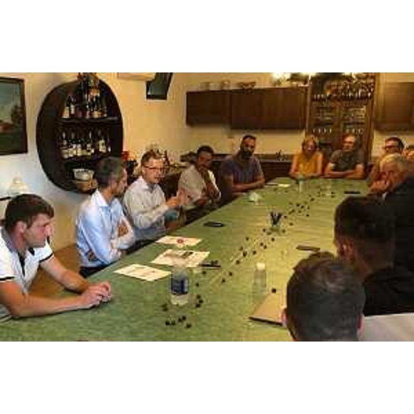 L'intervento dell'assessore regionale Stefano Zannier con i soci della Coopertiva agricola friulana nocciole durante l'incontro svoltosi a Basedo di Chions. - L'intervento dell'assessore regionale Stefano Zannier con i soci della Coopertiva agricola friulana nocciole durante l'incontro svoltosi a Basedo di Chions.