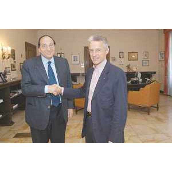 Riccardo Illy (Presidente Friuli Venezia Giulia) con Goffredo Sottile (Prefetto Trieste) nella sede della Prefettura di Trieste. (Trieste 21/06/03) 