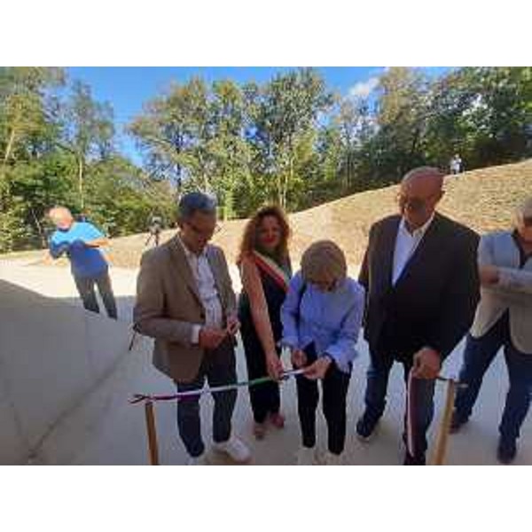 L'assessore Zannier al taglio del nastro - L'assessore Zannier al taglio del nastro