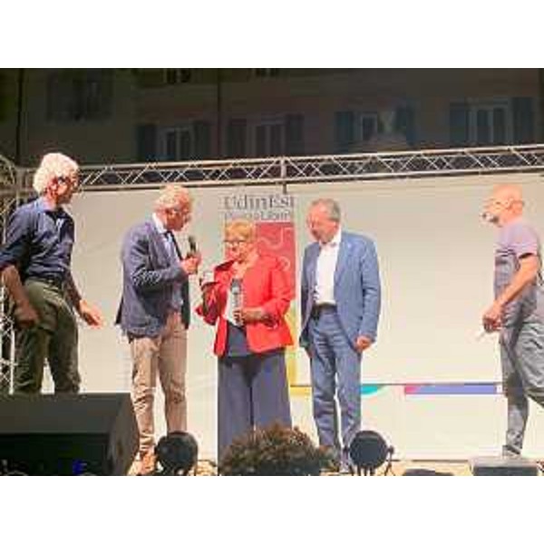 Piero Mauro Zanin, presidente del Consiglio regionale Fvg, durante la consegna del sigillo alla presidente di Andos Udine, Mariangela Fantin - Piero Mauro Zanin, presidente del Consiglio regionale Fvg, durante la consegna del sigillo alla presidente di Andos Udine, Mariangela Fantin