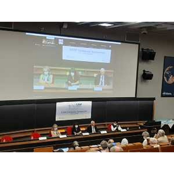 L'assessore regionale alla Ricerca Alessia Rosolen nella sala convegni dell'Ictp di Miramare tra Monica Pepe-Altarelli e Stefano Fantoni per l'apertura del simposio sui cent'anni dello Iupap - L'assessore regionale alla Ricerca Alessia Rosolen nella sala convegni dell'Ictp di Miramare tra Monica Pepe-Altarelli e Stefano Fantoni per l'apertura del simposio sui cent'anni dello Iupap