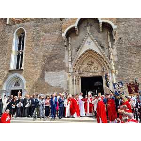 La benedizione del cardinale Mamberti sul sagrato del duomo di Udine in occasione della festa dei Santi patroni Ermacora e Fortunato - La benedizione del cardinale Mamberti sul sagrato del duomo di Udine in occasione della festa dei Santi patroni Ermacora e Fortunato