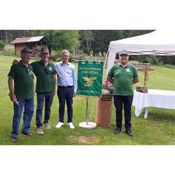 L'assessore regionale Stefano Zannier insieme ad alucni rappresentanti della sezione Friuli Venezia Giulia dell'Associazione nazionale forestali d'Italia - L'assessore regionale Stefano Zannier insieme ad alucni rappresentanti della sezione Friuli Venezia Giulia dell'Associazione nazionale forestali d'Italia
