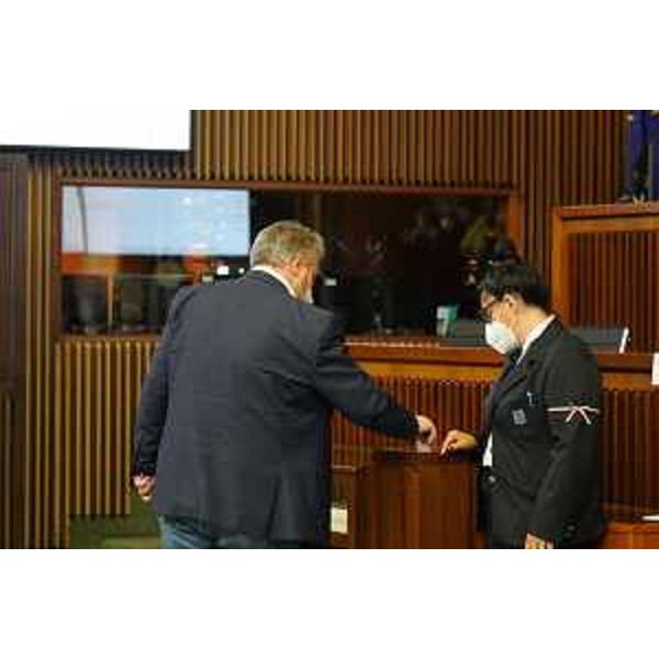 Un altro momento delle votazioni in Aula - Un altro momento delle votazioni in Aula