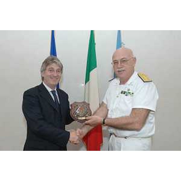 Renzo Tondo (Presidente Friuli Venezia Giulia) con Domenico Passaro (Contrammiraglio comandante Capitaneria di Porto Trieste) nella sede della Regione a Trieste. (Trieste 26/05/08)
