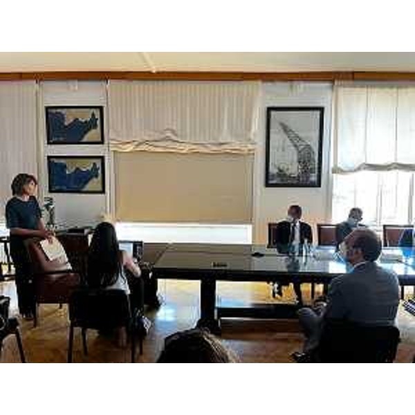 L'assessore regionale alla Ricerca Alessia Rosolen alla firma della convezione quadro in tema di comunicazione quantistica da parte dellAutorità di sistema portuale del mare Adriatico Orientale, dellUniversità di Trieste, della Sissa, di Area Science Park e del Consiglio nazionale delle ricerche. - L'assessore regionale alla Ricerca Alessia Rosolen alla firma della convezione quadro in tema di comunicazione quantistica da parte dellAutorità di sistema portuale del mare Adriatico Orientale, dellUniversità di Trieste, della Sissa, di Area Science Park e del Consiglio nazionale delle ricerche.