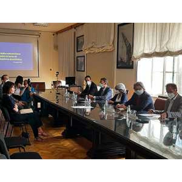 L'assessore regionale alla Ricerca Alessia Rosolen alla firma della convezione quadro in tema di comunicazione quantistica da parte dellAutorità di sistema portuale del mare Adriatico Orientale, dellUniversità di Trieste, della Sissa, di Area Science Park e del Consiglio nazionale delle ricerche, rappresentati rispettivamente dal presidente Zeno d'Agostino, dal rettore Roberto Di Lenarda, dal direttore Andrea Romanino, dalla presidente Caterina Petrillo e dal direttore dell'Istituto officina dei materiali Stefano Fabris. - L'assessore regionale alla Ricerca Alessia Rosolen alla firma della convezione quadro in tema di comunicazione quantistica da parte dellAutorità di sistema portuale del mare Adriatico Orientale, dellUniversità di Trieste, della Sissa, di Area Science Park e del Consiglio nazionale delle ricerche, rappresentati rispettivamente dal presidente Zeno d'Agostino, dal rettore Roberto Di Lenarda, dal direttore Andrea Romanino, dalla presidente Caterina Petrillo e dal direttore dell'Istituto officina dei materiali Stefano Fabris. 