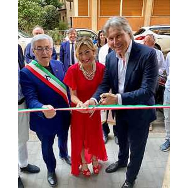 L'assessore Bini al taglio del nastro con il sindaco Fontanini e la titolare di Affida Francesca Cressatti - L'assessore Bini al taglio del nastro con il sindaco Fontanini e la titolare di Affida Francesca Cressatti