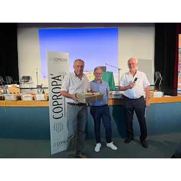 Un momento della premazione con l'assessore regionale alle Risorse agroalimentari, Stefano Zannier. - Un momento della premazione con l'assessore regionale alle Risorse agroalimentari, Stefano Zannier.