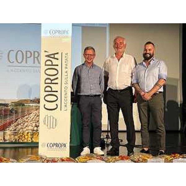L'assessore regionale alle Risorse agroalimentari, Stefano Zannier con Piervito Quattrin presidente di Copropa e l'esperto di marketing Alberto Abate. - L'assessore regionale alle Risorse agroalimentari, Stefano Zannier con Piervito Quattrin presidente di Copropa e l'esperto di marketing Alberto Abate.