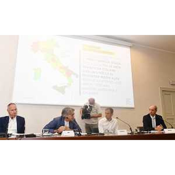 Una fase della conferenza stampa svoltasi a Trieste per l'illustrazione dei dati rilevati dall'istituto Demoskopika - Una fase della conferenza stampa svoltasi a Trieste per l'illustrazione dei dati rilevati dall'istituto Demoskopika