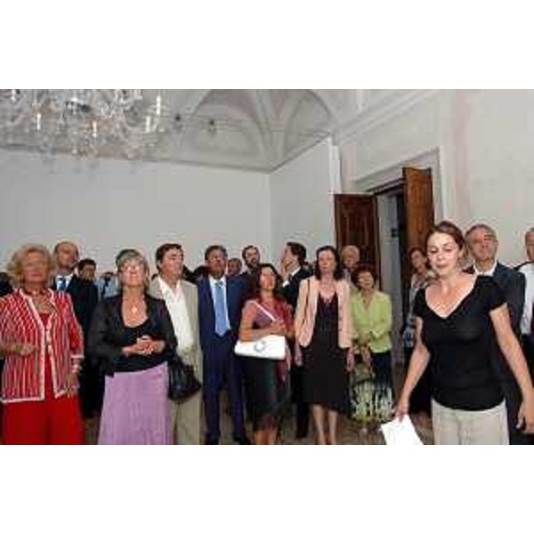 Ospiti visitano la mostra Infinite Painting a Villa Manin