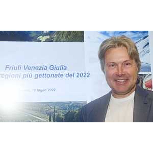 L'assessore regionale alle Attività produttive Sergio Emidio Bini durante la conferenza stampa di presentazione dei dati elaborati dall'istituto Demoskopika - L'assessore regionale alle Attività produttive Sergio Emidio Bini durante la conferenza stampa di presentazione dei dati elaborati dall'istituto Demoskopika