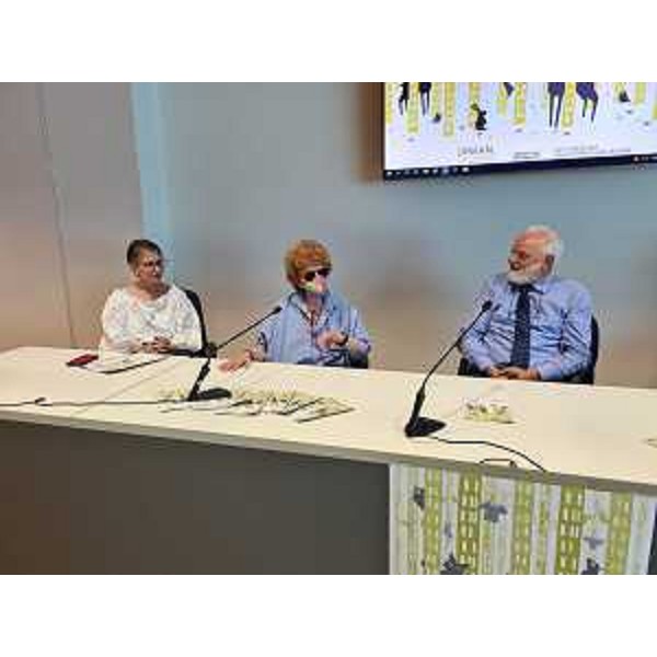 Da sinistra: l'assessore alla Cultura del Comune di Buttrio Minen, l'assessore regionale alla Cultura Gibelli, il sindaco di Buttrio Bassi - Da sinistra: l'assessore alla Cultura del Comune di Buttrio Minen, l'assessore regionale alla Cultura Gibelli, il sindaco di Buttrio Bassi