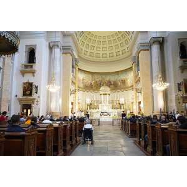 La messa nella chiesa di Sant'Antonio Taumaturgo a Trieste - La messa nella chiesa di Sant'Antonio Taumaturgo a Trieste