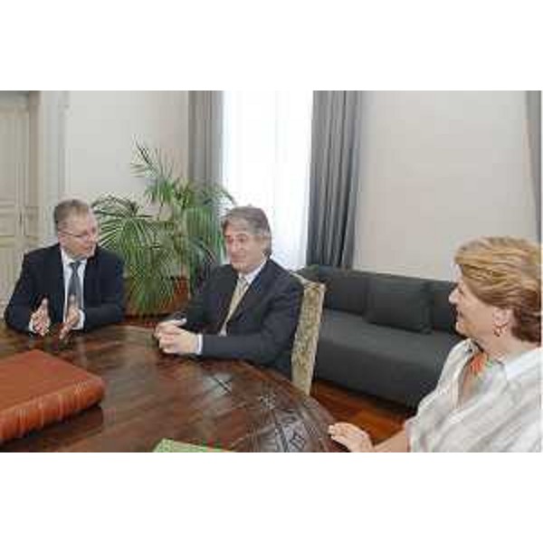 Il Presidente del Friuli Venezia Giulia, Renzo Tondo, con il Console generale di Francia a Milano, Jean Michel Despax, e il Console onorario di Francia a Trieste, Christia Chiaruttini Leggeri, nella sede della Regione a Trieste. (Trieste 28/05/08)