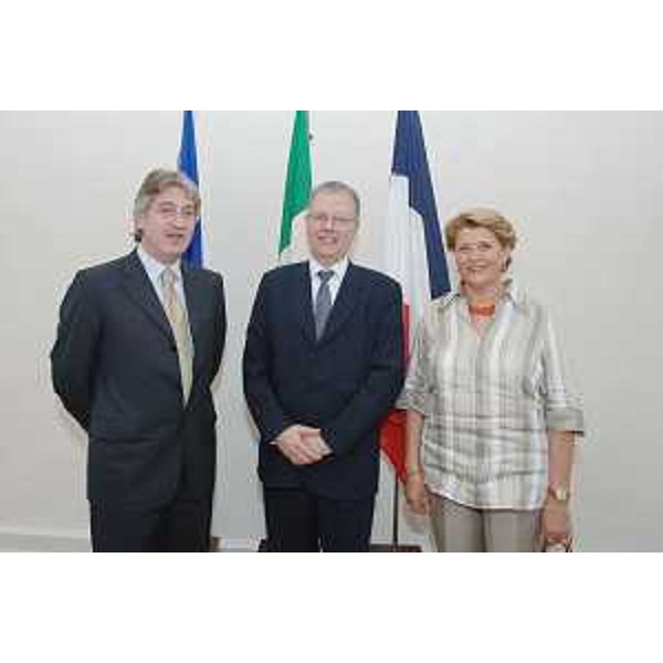 Il Presidente del Friuli Venezia Giulia, Renzo Tondo, con il Console generale di Francia a Milano, Jean Michel Despax, e il Console onorario di Francia a Trieste, Christia Chiaruttini Leggeri, nella sede della Regione a Trieste. (Trieste 28/05/08)
