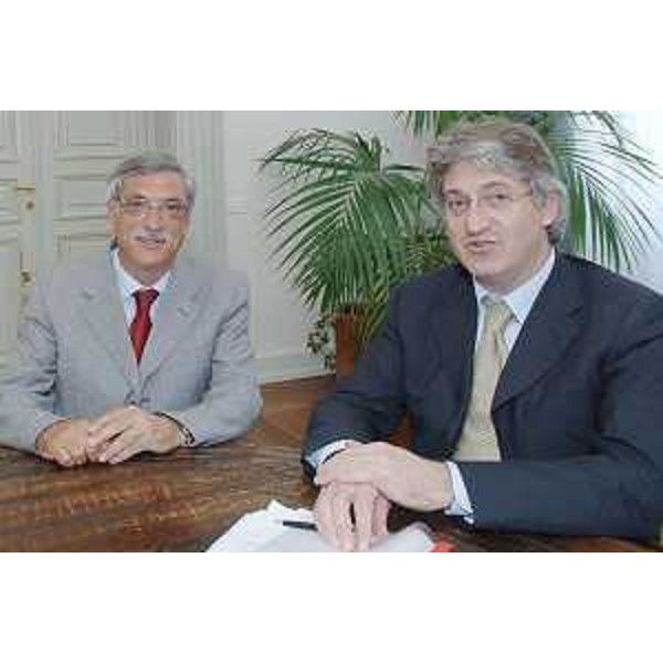 Renzo Tondo (Presidente Friuli Venezia Giulia) con un cittadino della regione, nella sede della Presidenza a Trieste. (Trieste 28/05/08)