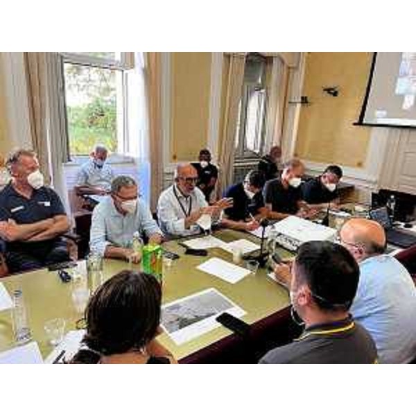 Il vicegovernatore Riccardi con gli assessori Scoccimarro e Zannier al tavolo in Prefettura a Gorizia per l'emergenza incendio sul Carso - Il vicegovernatore Riccardi con gli assessori Scoccimarro e Zannier al tavolo in Prefettura a Gorizia per l'emergenza incendio sul Carso