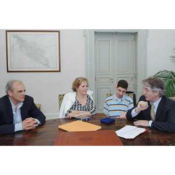 Renzo Tondo (Presidente Friuli Venezia Giulia) con cittadini della regione, nella sede della Presidenza a Trieste. (Trieste 28/05/08)