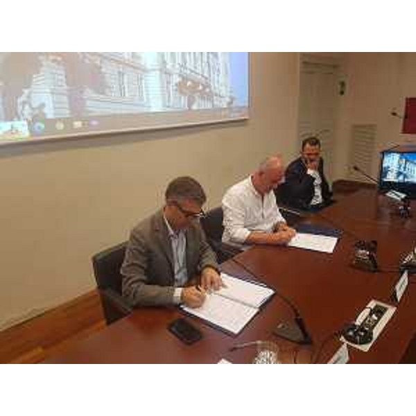 La firma dell'intesa fra Regione e Comunità Costiera. In primo piano l'assessore Pierpaolo Roberti. Al suo fianco Alberto Scheriani, presidente della Comunità Costiera. - La firma dell'intesa fra Regione e Comunità Costiera. In primo piano l'assessore Pierpaolo Roberti. Al suo fianco Alberto Scheriani, presidente della Comunità Costiera.