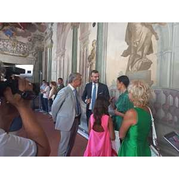 Il presidente del Cr Fvg, Piero Mauro Zanin, si intrattiene con la famiglia Sassoli - Il presidente del Cr Fvg, Piero Mauro Zanin, si intrattiene con la famiglia Sassoli