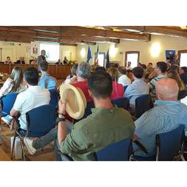 La sala consiliare gremita di partecipanti - La sala consiliare gremita di partecipanti