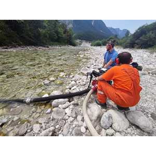 Il pompaggio dell'acqua per riempire le vasche dalle quali attingono gli elicotteri per spegnere gli incendi - Il pompaggio dell'acqua per riempire le vasche dalle quali attingono gli elicotteri per spegnere gli incendi