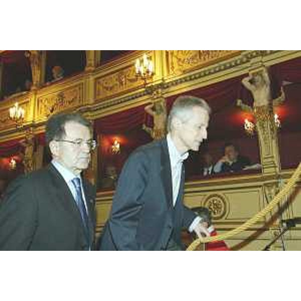 Allargamento Ue. Prodi (Presidente Commissione europea) e Illy (Presidente Friuli Venezia Giulia) al Teatro Verdi di Trieste. (Trieste 30/04/04) 