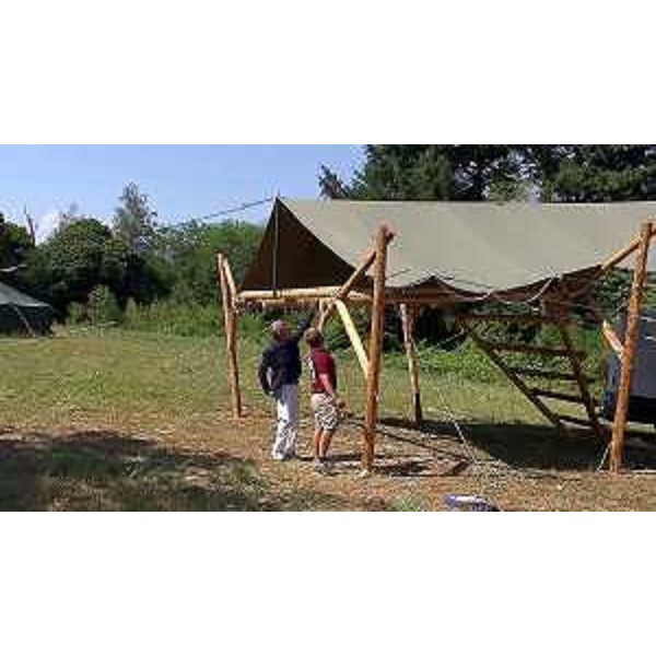 Il presidente Zanin con il capo scout, Clarence Baurdeaux, esamina la palafitta in legno - Il presidente Zanin con il capo scout, Clarence Baurdeaux, esamina la palafitta in legno