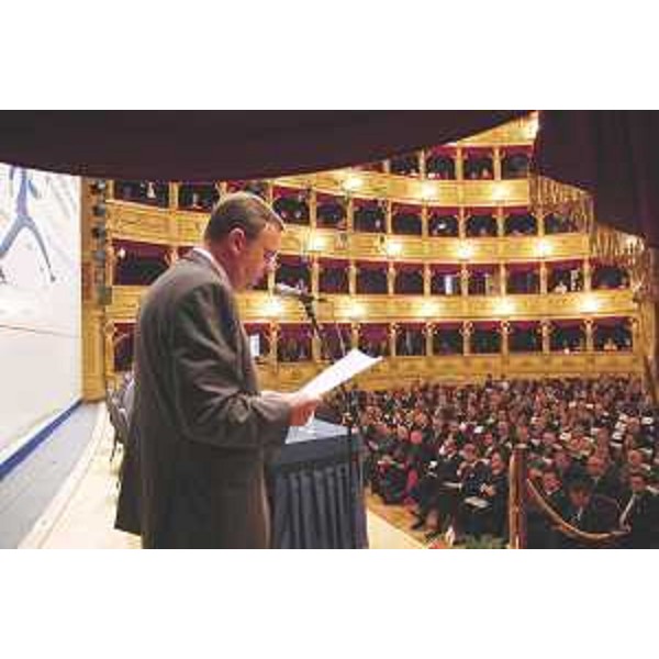 Allargamento Ue. Tesini (Presidente Consiglio regionale) apre il Convegno sull'allargamento dell'Europa a 10 nuovi Paesi, al Teatro Verdi di Trieste. (Trieste 30/04/04) 