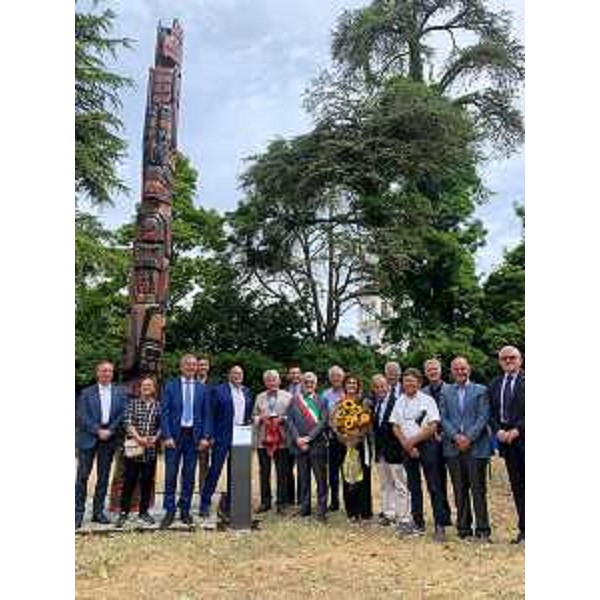 I presenti alla cerimonia per la ricollocazione del totem - I presenti alla cerimonia per la ricollocazione del totem