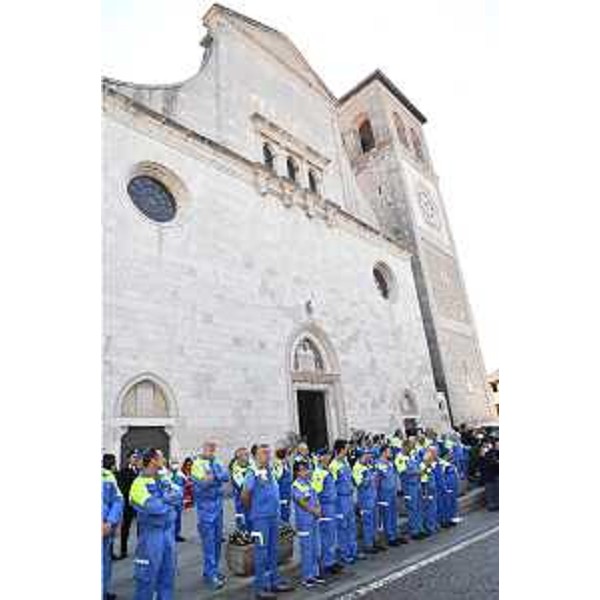 Una rappresentanza dei volontari della Protezione civile del Friuli Venezia Giulia fuori dal Duomo di Cividale in occasione della cerimonia funebre di Elena Lo Duca - Una rappresentanza dei volontari della Protezione civile del Friuli Venezia Giulia fuori dal Duomo di Cividale in occasione della cerimonia funebre di Elena Lo Duca 